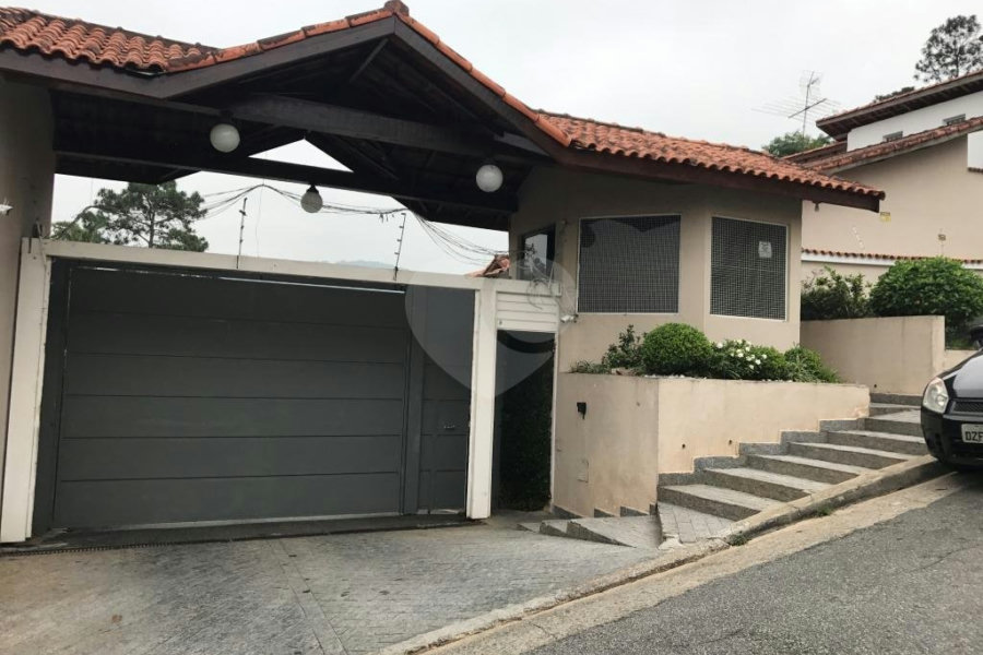 Casa à venda com 3 quartos, sendo 1 suíte, no condomínio Morada dos Pássaros, São Paulo - SP
