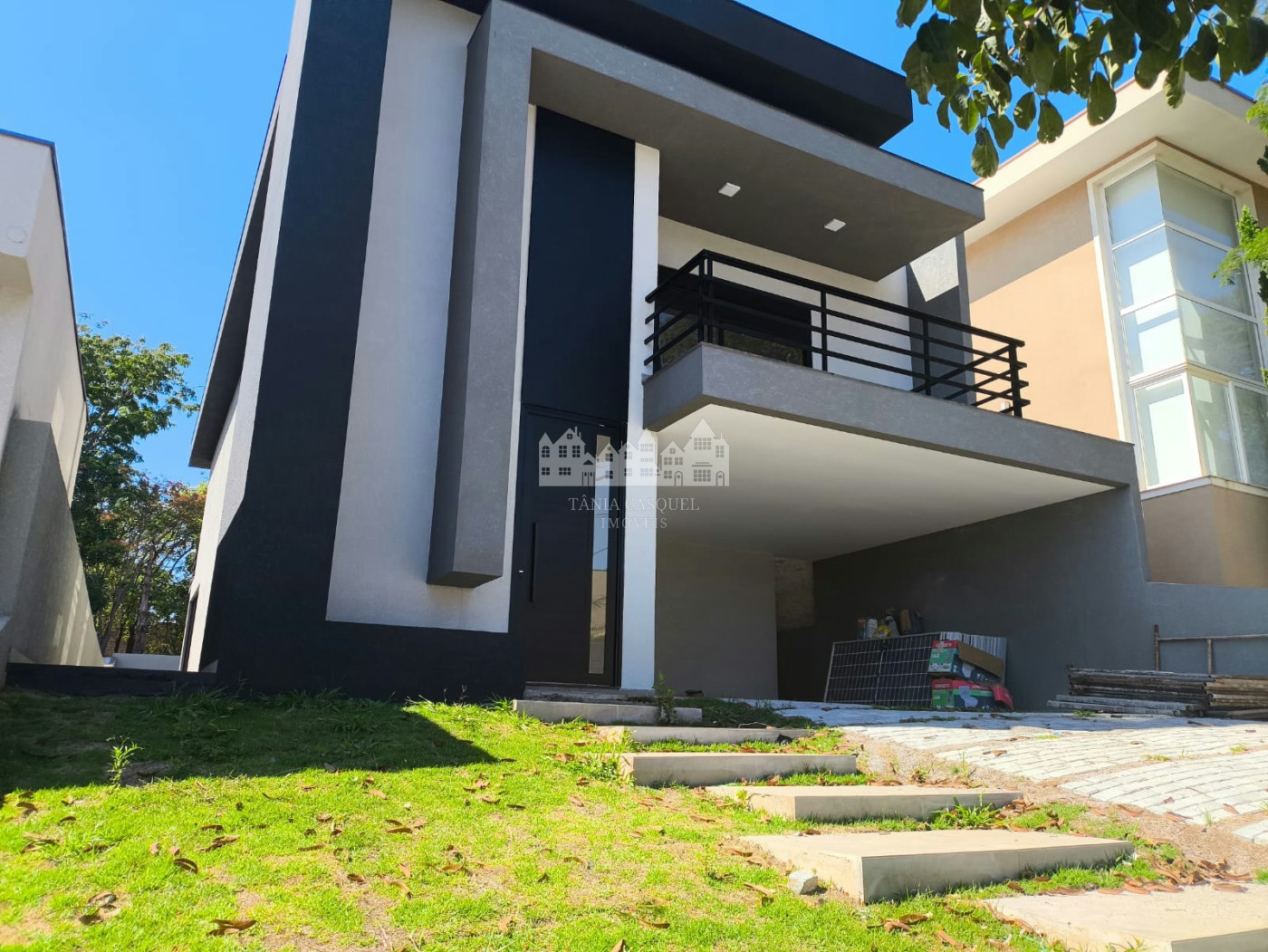 Casa à venda com 5 quartos, sendo 3 suítes, no condomínio Figueira Garden, Atibaia - SP