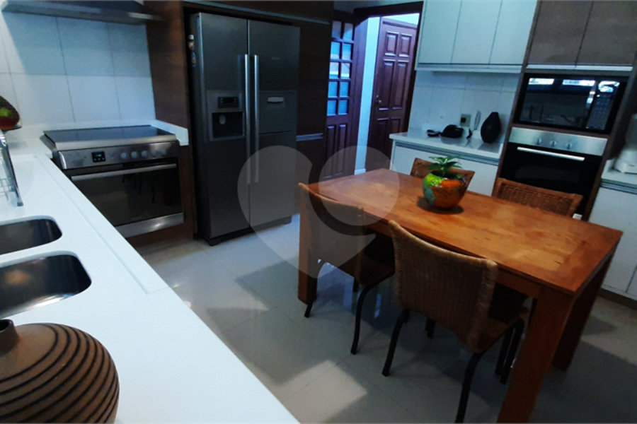 Casa à venda com 4 quartos, sendo 3 suítes, no condomínio Sausalito, Mairiporã - SP