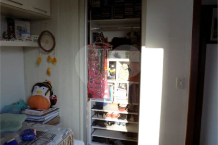 Casa à venda com 3 quartos, sendo 1 suíte, no condomínio Morada dos Pinheiros, São Paulo - SP
