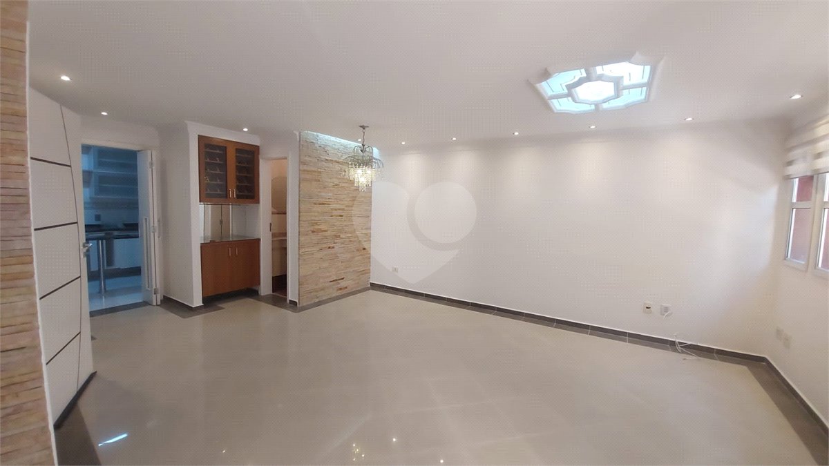 Casa para alugar com 3 quartos, sendo 1 suíte, no condomínio Santanna, São Paulo - SP