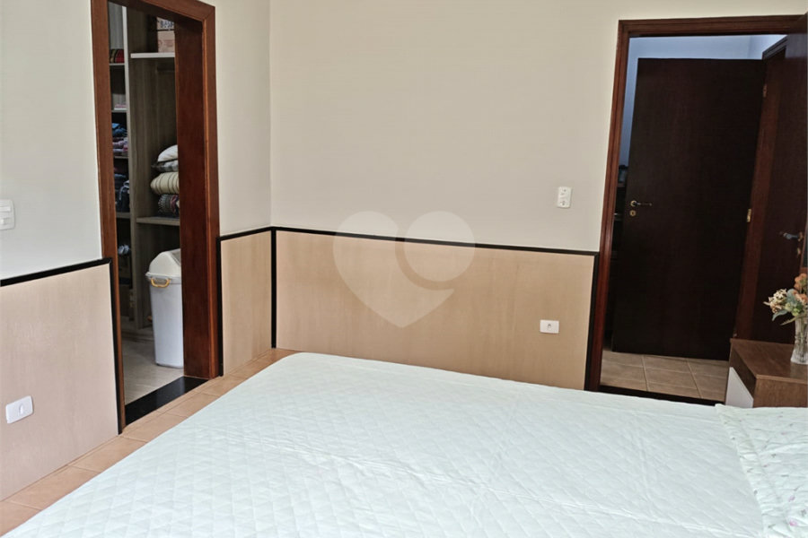 Casa à venda com 4 quartos, sendo 2 suítes,  em Country Residencial Felix, Bom Jesus dos Perdões, SP