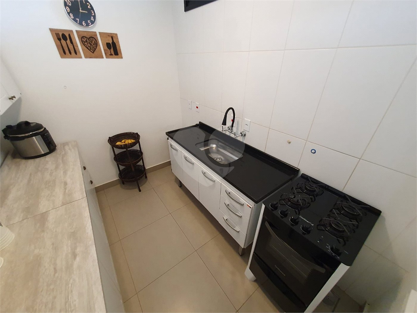 Casa à venda com 6 quartos, sendo 5 suítes, no condomínio Jardim Primavera, Louveira - SP