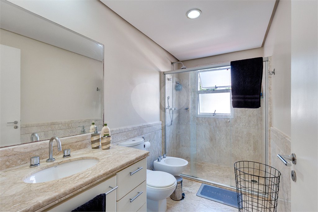 Casa à venda com 3 suítes no condomínio Vila Versalhes, São Paulo - SP