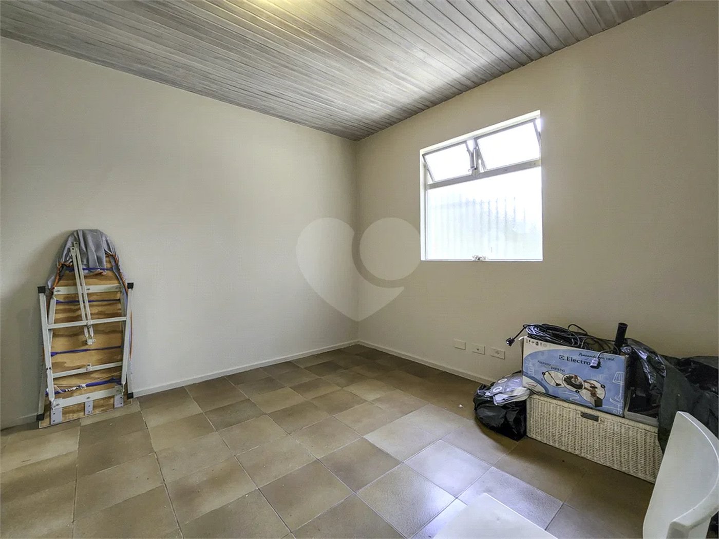 CASA EM RUA FECHADA NA REGIÃO DO MORUMBI / REGIÃO DO CLUBE PAINEIRAS