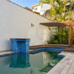 Casa à venda com 6 dormitórios, 3 suítes, piscina, área gourmet, hidromassagem, lareira, varanda e 6 vagas de garagem. Conforto e lazer para toda a família!