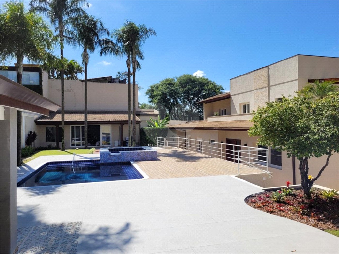 Casa à venda com 5 suítes em Paraisópolis, São Paulo, SP
