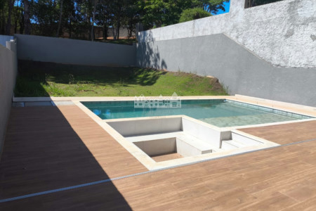 Casa à venda com 5 quartos, sendo 3 suítes, no condomínio Figueira Garden, Atibaia - SP