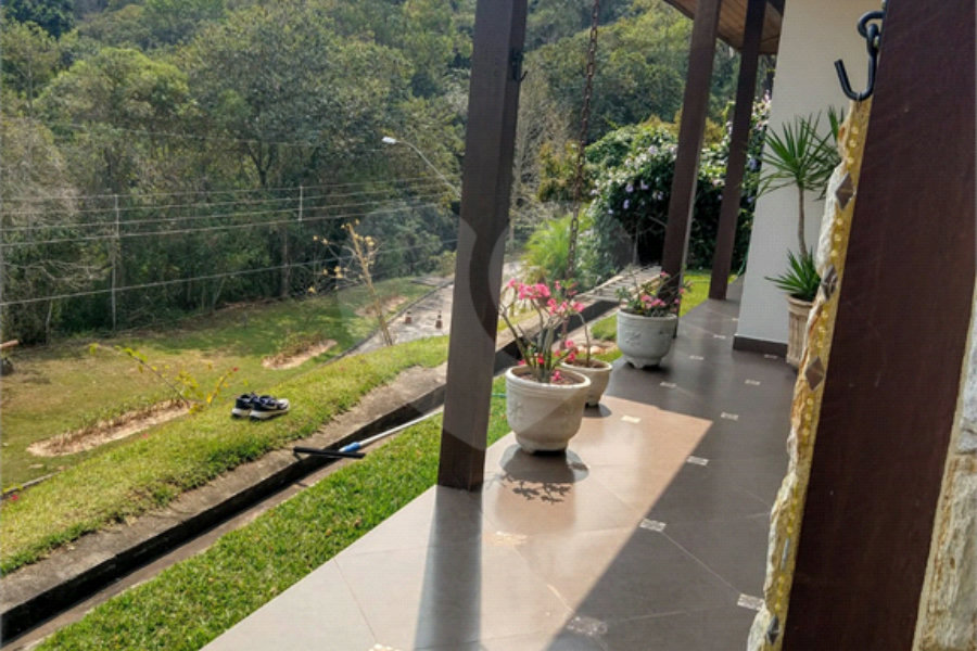 Casa à venda com 5 quartos, sendo 1 suíte, no condomínio Canada Village, Mairiporã - SP