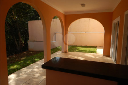 Casa à venda com 3 suítes no condomínio Recanto dos Paturis, Vinhedo - SP