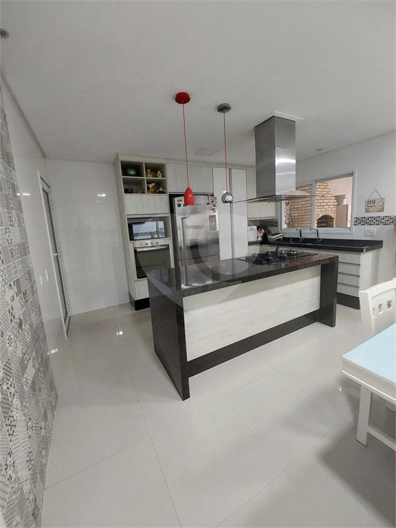 Sobrado à venda com 3 quartos, sendo 1 suíte, em Vila Nova Socorro, Mogi das Cruzes, SP
