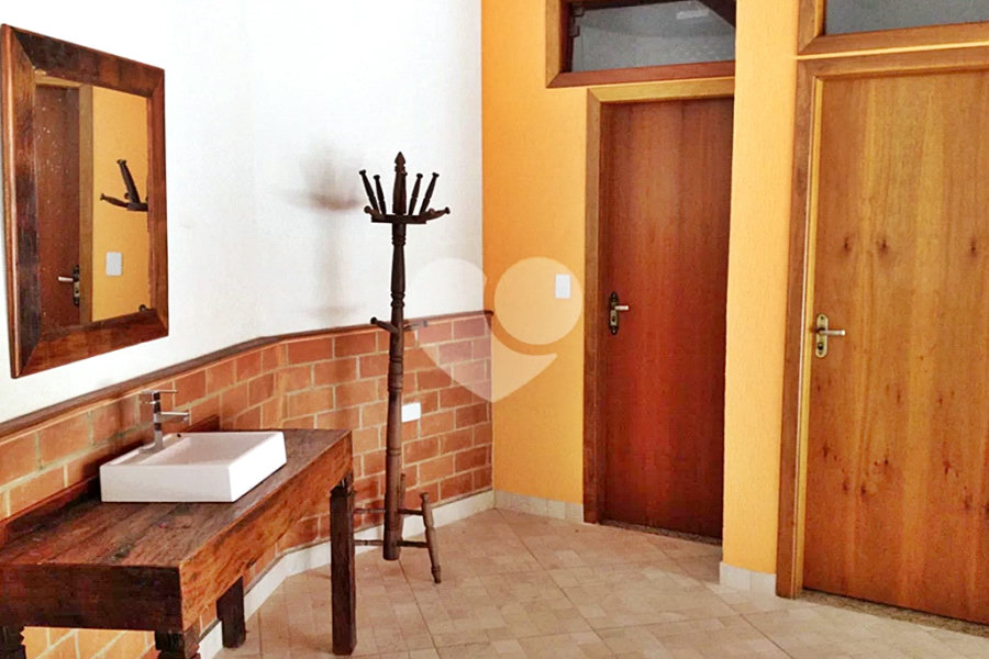 Casa à venda com 4 quartos, sendo 1 suíte, no condomínio Associação Reserva das Hortênsias, Mairiporã - SP