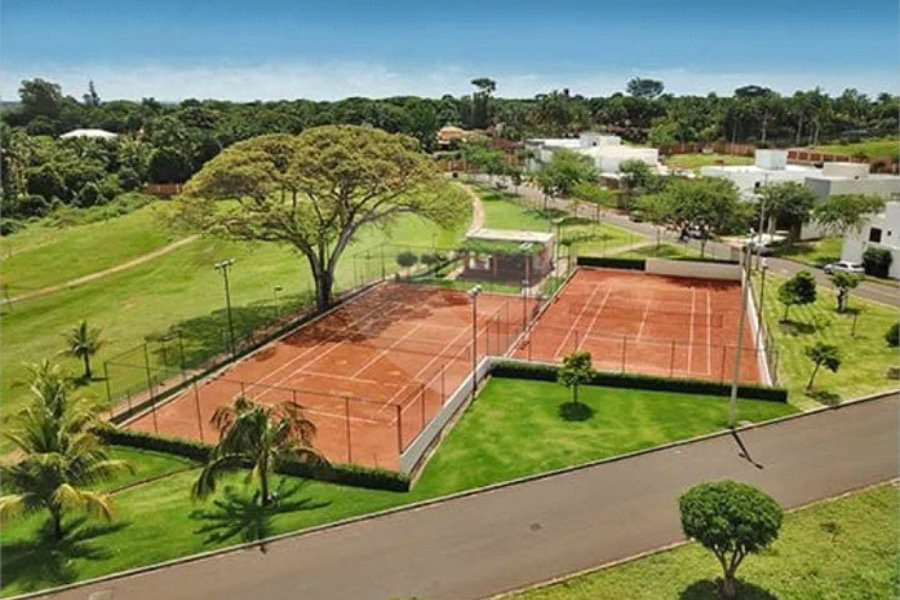 Estância dos Ipês , terreno plano , bem localizado e murado dos lados e fundos