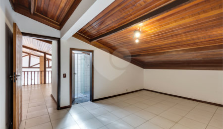 Sobrado à venda com 5 quartos, sendo 3 suítes,  em Interlagos, São Paulo, SP