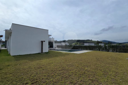 Casa à venda ou para alugar com 5 quartos, sendo 4 suítes,  no condomínio Equilibrium, Atibaia - SP