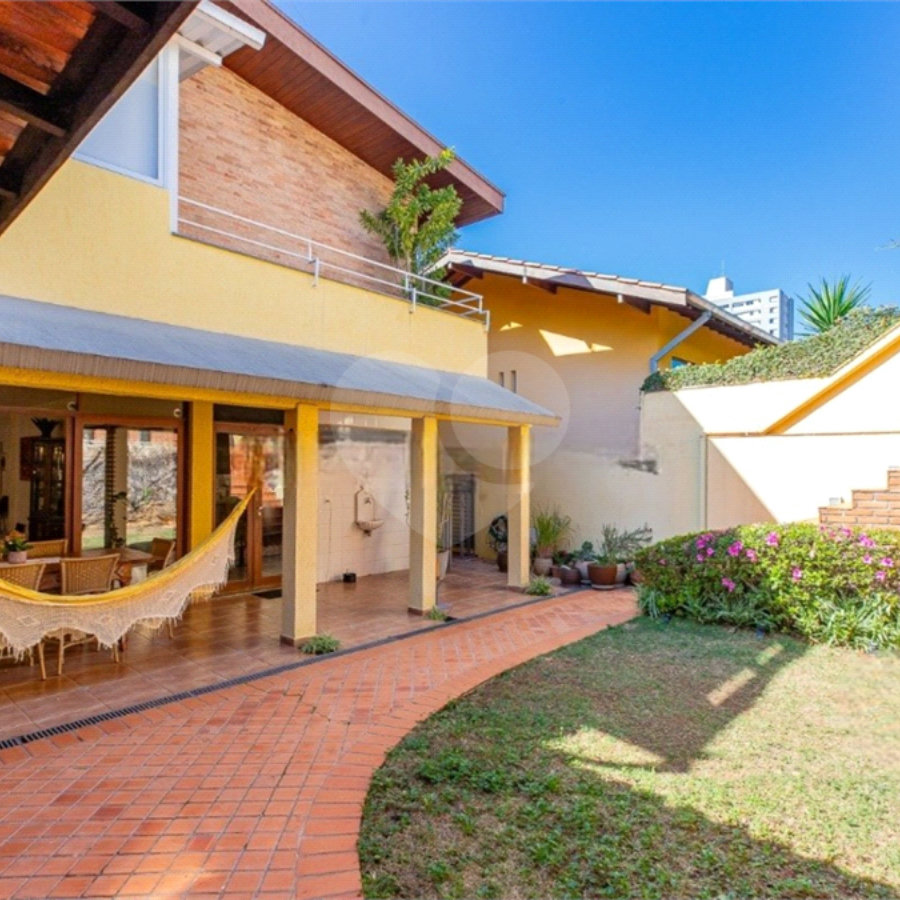 Sobrado à venda com 4 quartos, sendo 2 suítes, em Vila Madalena, São Paulo, SP