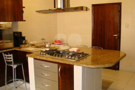 Sobrado à venda com 4 quartos, sendo 2 suítes,  em Alto da Boa Vista, São Paulo, SP