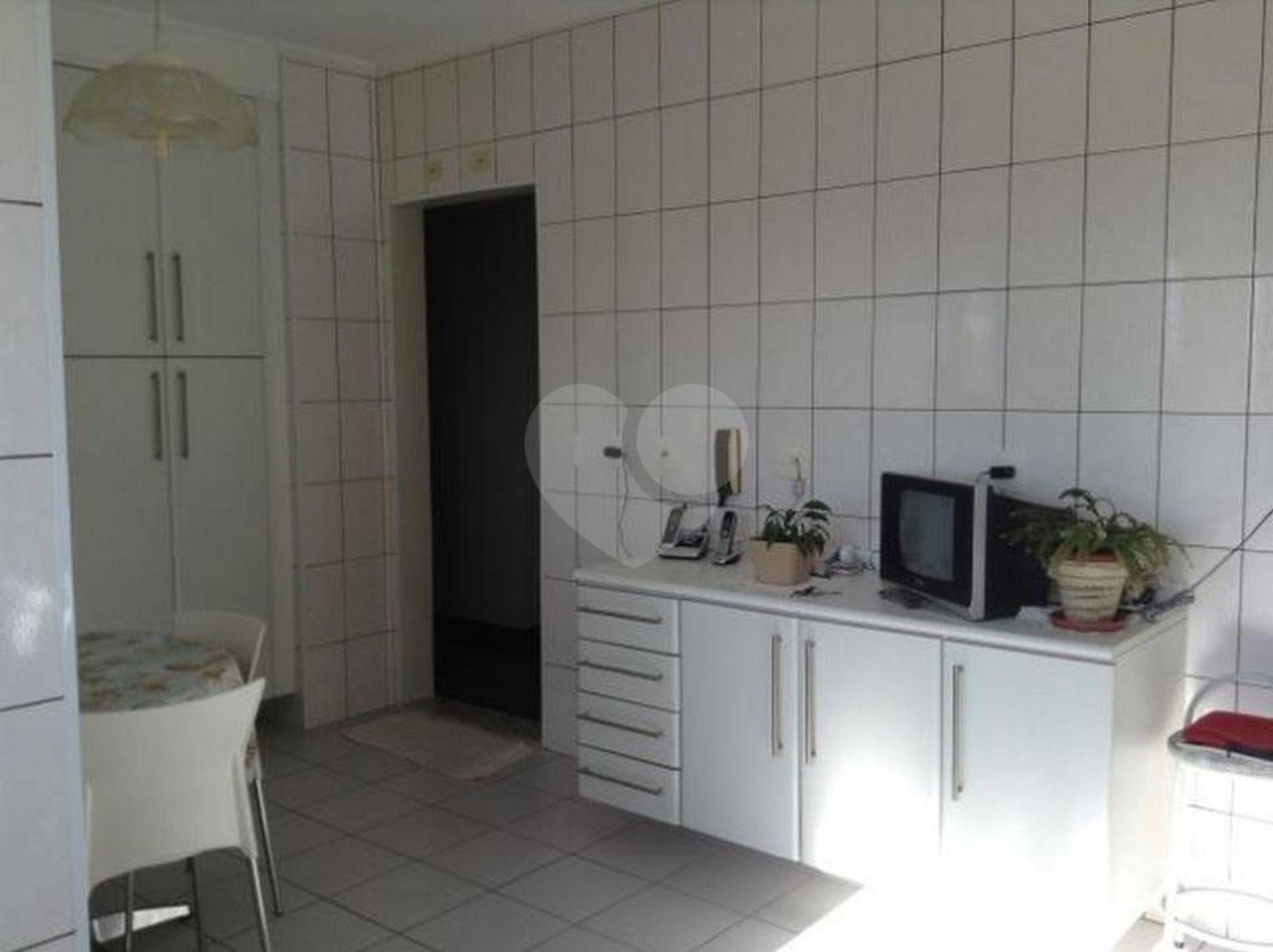 3 quartos, sendo, 2 suítes e 4 vagas de garagem