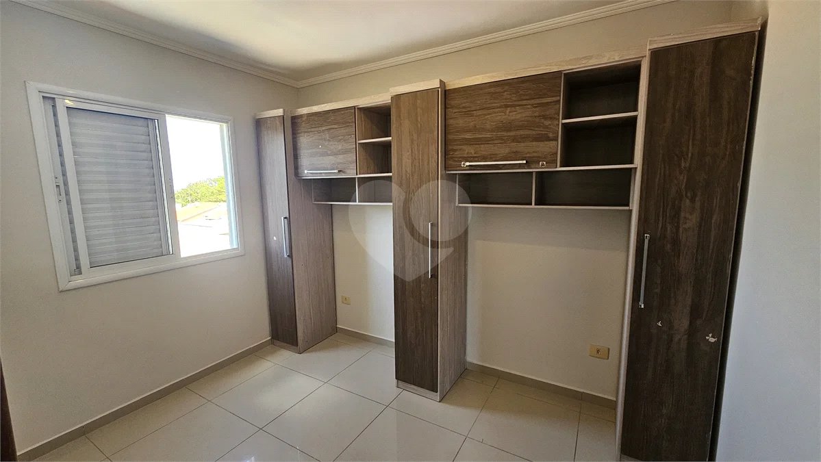Apartamento Locação Condomínio Anguri com 02 dormitórios com Ar e Sacada