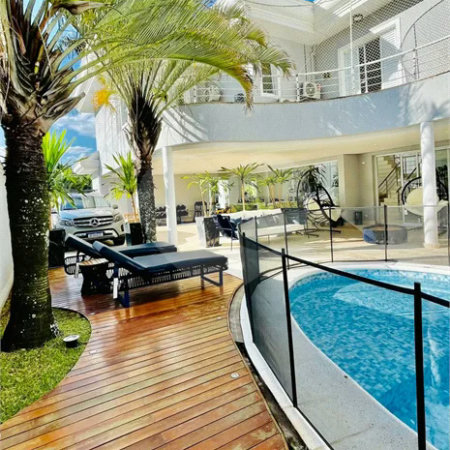 Casa à venda em Tamboré, toda reformada e decorada por arquitetos renomados