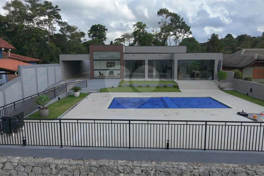 Casa à venda com 4 quartos, sendo 2 suítes, no condomínio Alpes da Cantareira, Mairiporã - SP