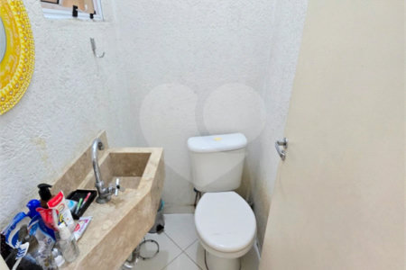 Casa à venda com 3 quartos, sendo 1 suíte, no condomínio Rafaela I, São Paulo - SP