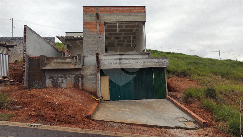 Casa à venda com 3 quartos, sendo 1 suíte,  no condomínio Residencial Club Entresseras, Santa Isabel - SP