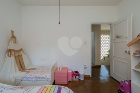 Sobrado à venda com 4 quartos, sendo 2 suítes, em Vila Madalena, São Paulo, SP