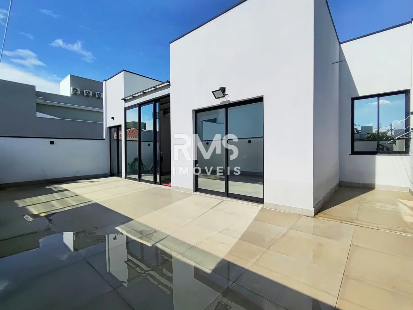 Casa à venda com 3 quartos, sendo 1 suíte, no condomínio Residencial Mont Blanc, Itu - SP