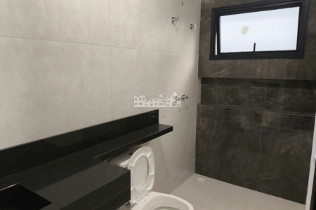 Casa à venda com 5 quartos, sendo 3 suítes, no condomínio Figueira Garden, Atibaia - SP