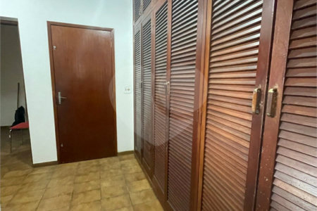 Sobrado à venda com 5 quartos, sendo 2 suítes,  em Vila Oliveira, Mogi das Cruzes, SP