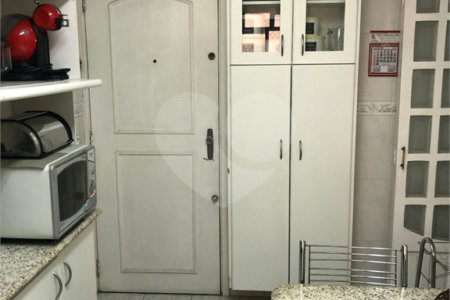 Apartamento com 3 dormitórios, Bairro Saúde,, Muito proximo do metro São Judas e da Igreja!