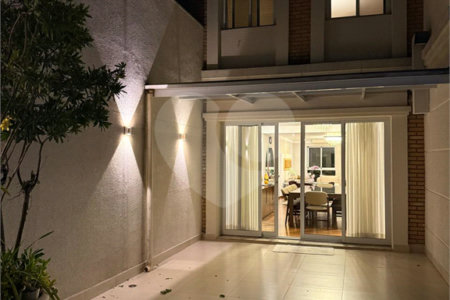 Casa à venda com 4 suítes no condomínio East Village, São Paulo - SP