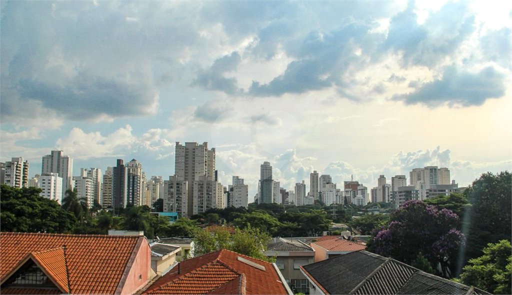 Sobrado à venda com 3 suítes em Indianópolis, São Paulo, SP