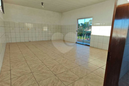 ?Oportunidade Única em São Carlos: Salão Comercial + Casa Independente nos Fundos – Ideal para Investidores!