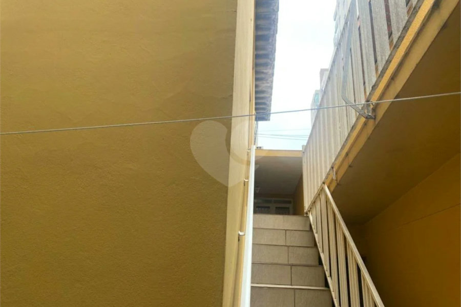 Sobrado à venda com 150 metros de área util e possui 3 dormitórios, sendo 1 suíte.