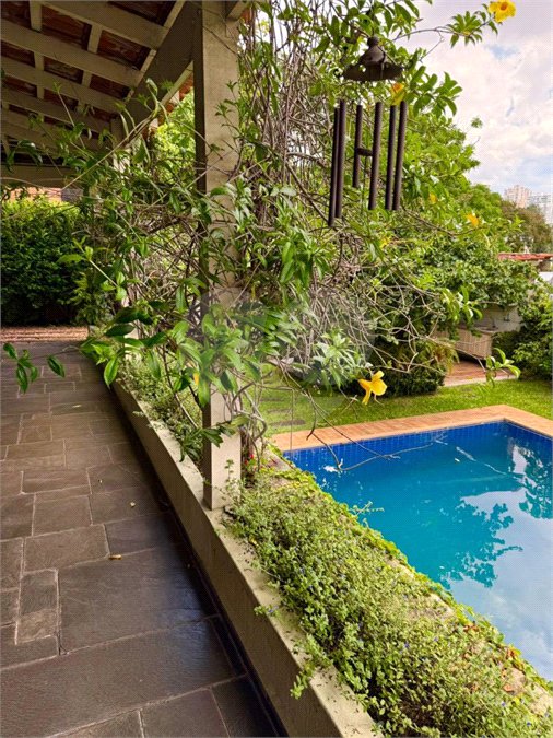 Sobrado à venda com 5 quartos, sendo 3 suítes,  em Jardim Leonor, São Paulo, SP