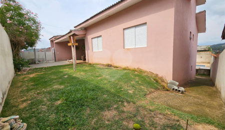 Casa à venda com 4 quartos, sendo 1 suíte,  no condomínio Jardim Shangri-lá, Atibaia - SP