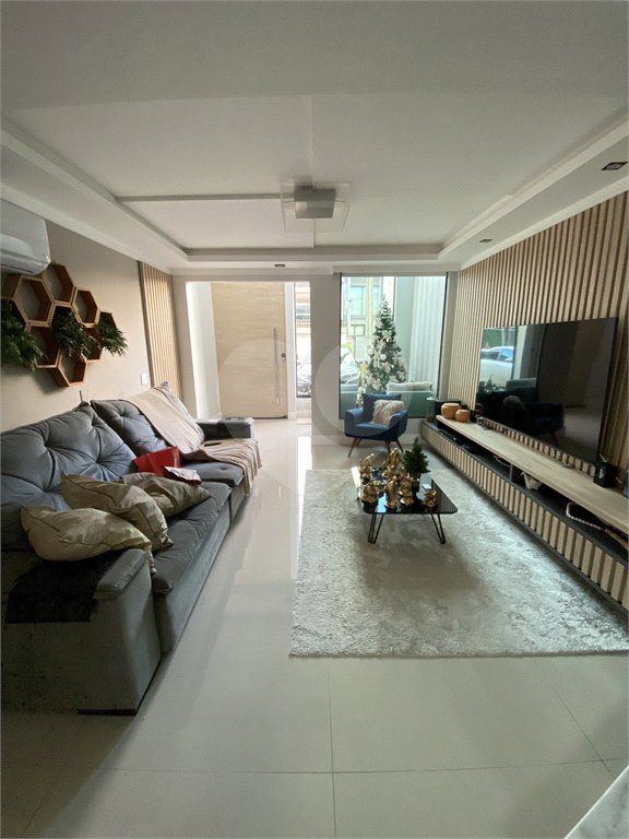 Casa à venda com 4 quartos, sendo 2 suítes, no condomínio Golden Village, Rio de Janeiro - RJ