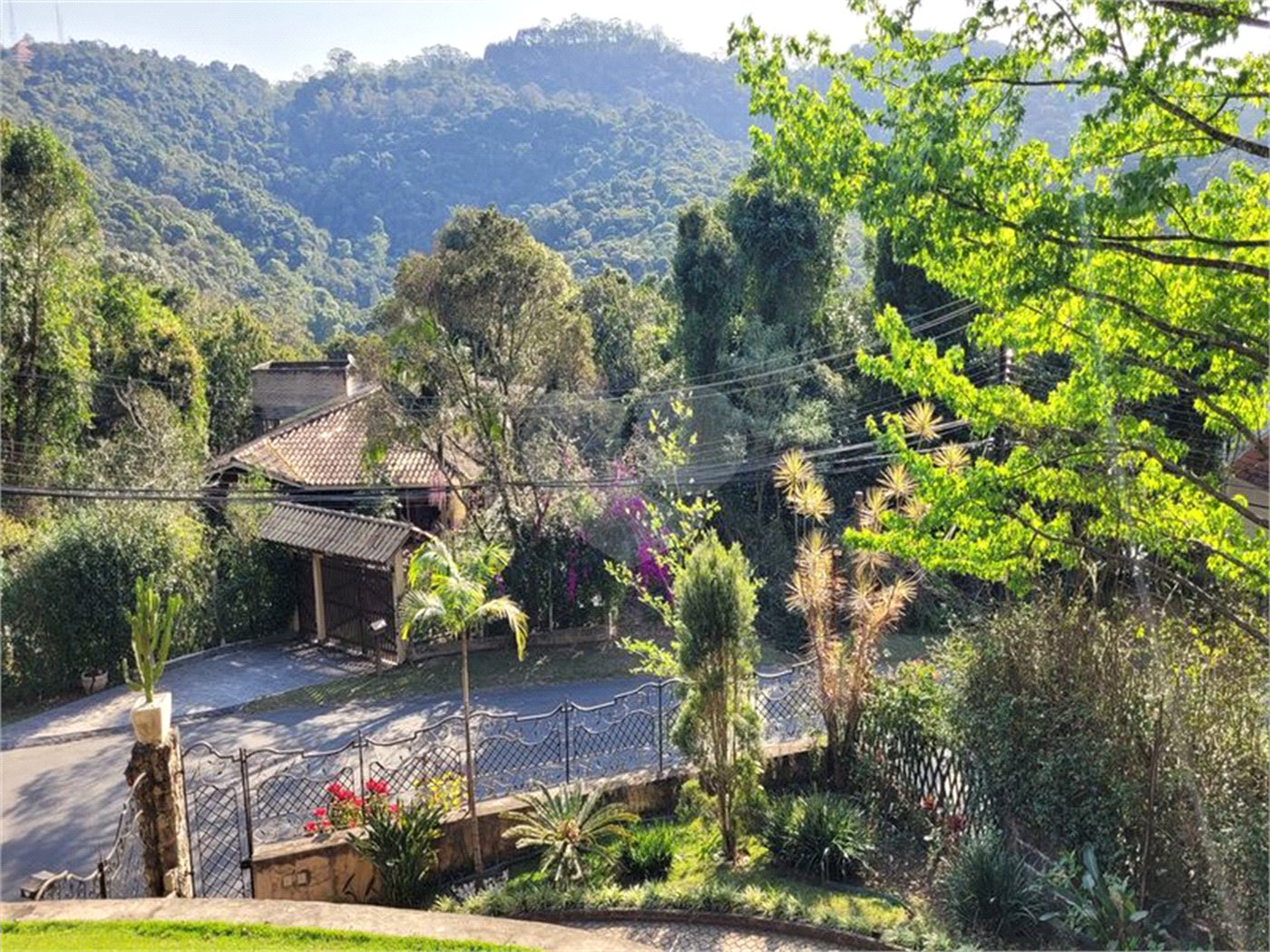 Casa à venda com 4 quartos, sendo 2 suítes, no condomínio Alpes da Cantareira, Mairiporã - SP