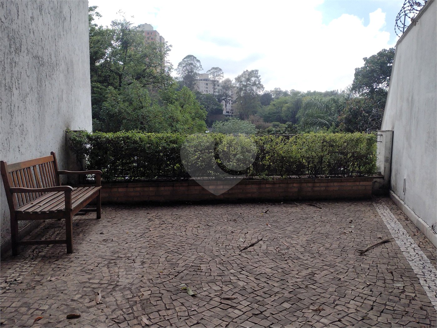 Casa à venda com 4 quartos, sendo 3 suítes,  no condomínio Vila das Flores, São Paulo - SP
