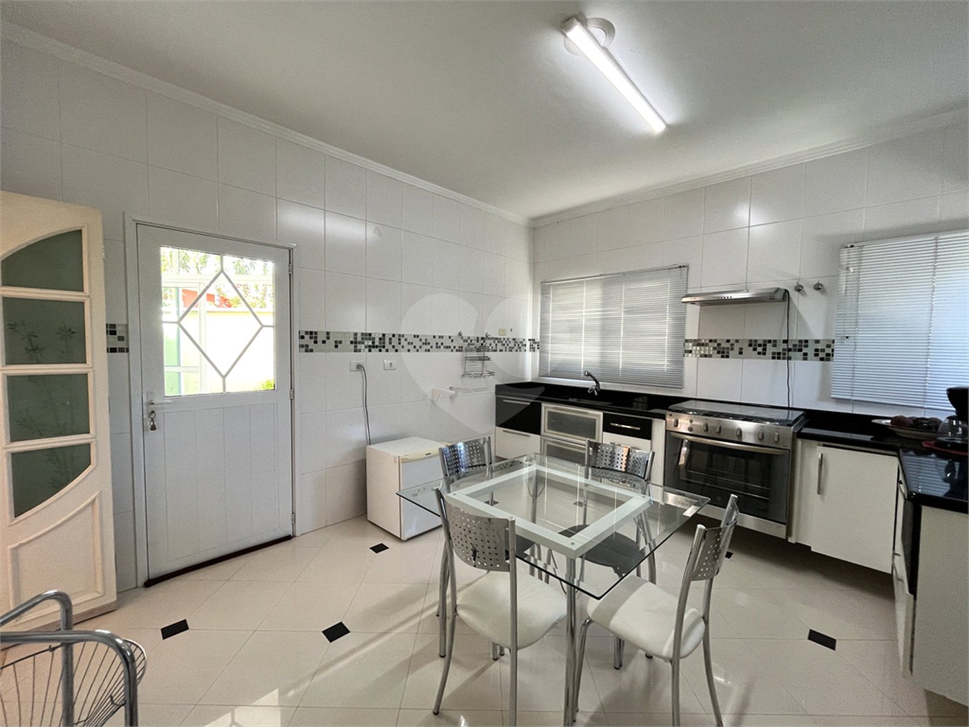 Casa à venda com 5 quartos, sendo 3 suítes,  no condomínio Village Saint Charbel, Araçoiaba da Serra - SP