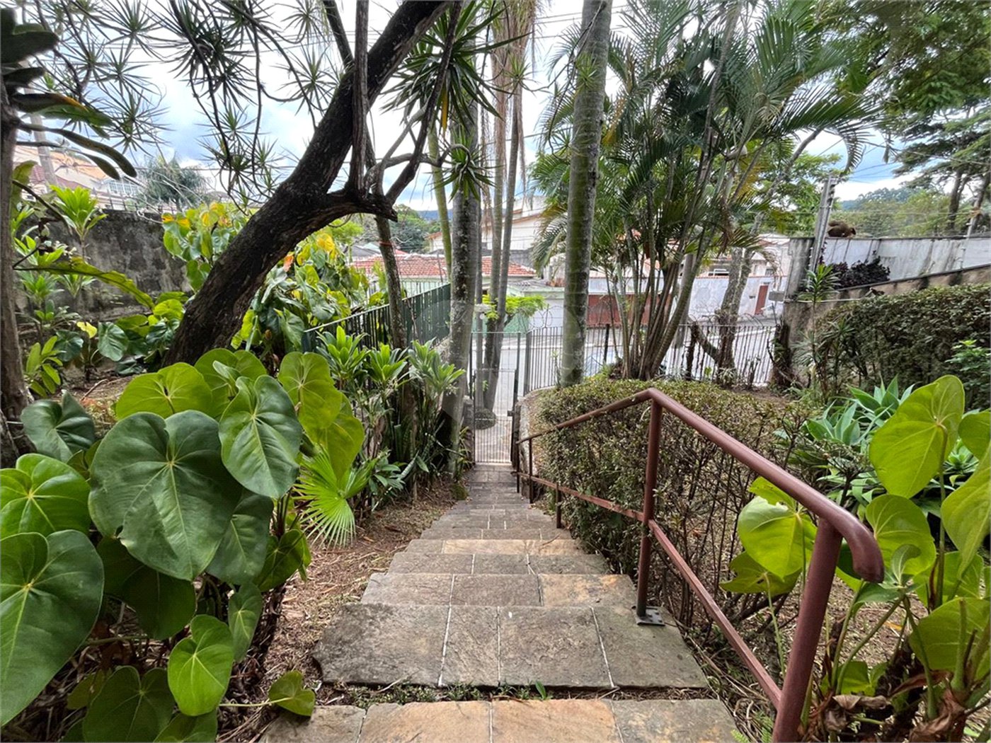Sobrado à venda com 5 quartos, sendo 1 suíte, em Palmas do Tremembé, São Paulo, SP