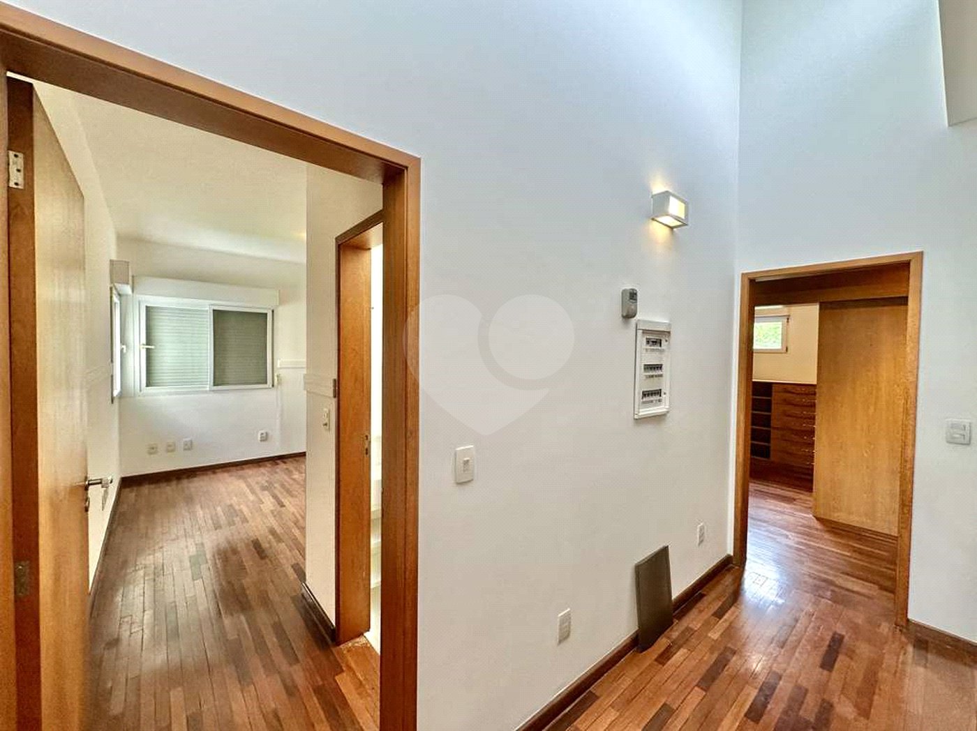 Casa à venda com 4 suítes no condomínio Recanto Impla, Carapicuíba - SP