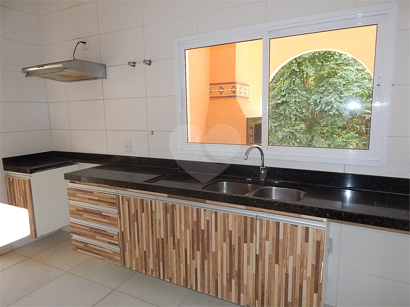 Casa à venda com 3 suítes no condomínio Recanto dos Paturis, Vinhedo - SP