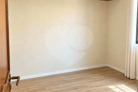 Sobrado de 250 m² em São Bernardo do Campo, com 3 dormitórios, suíte, escritório, quintal, edícula e 2 vagas, em excelente localização.