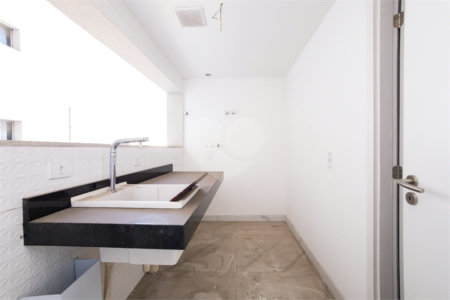 Apartamento à venda com 3 quartos, sendo 1 suíte,  em Vila Sofia, São Paulo, SP