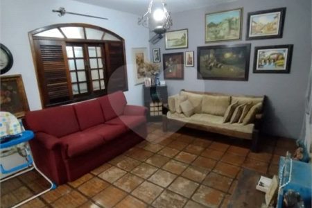 Casa à venda na Vila Mariana de 300 metros quadrados, com 3 dormitórios, 1 suíte e 2 vagas.