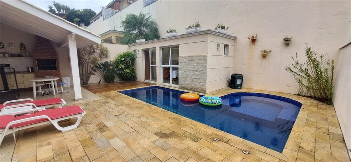 Casa à venda com 4 quartos, sendo 2 suítes,  no condomínio Casas de Windsor, São Paulo - SP