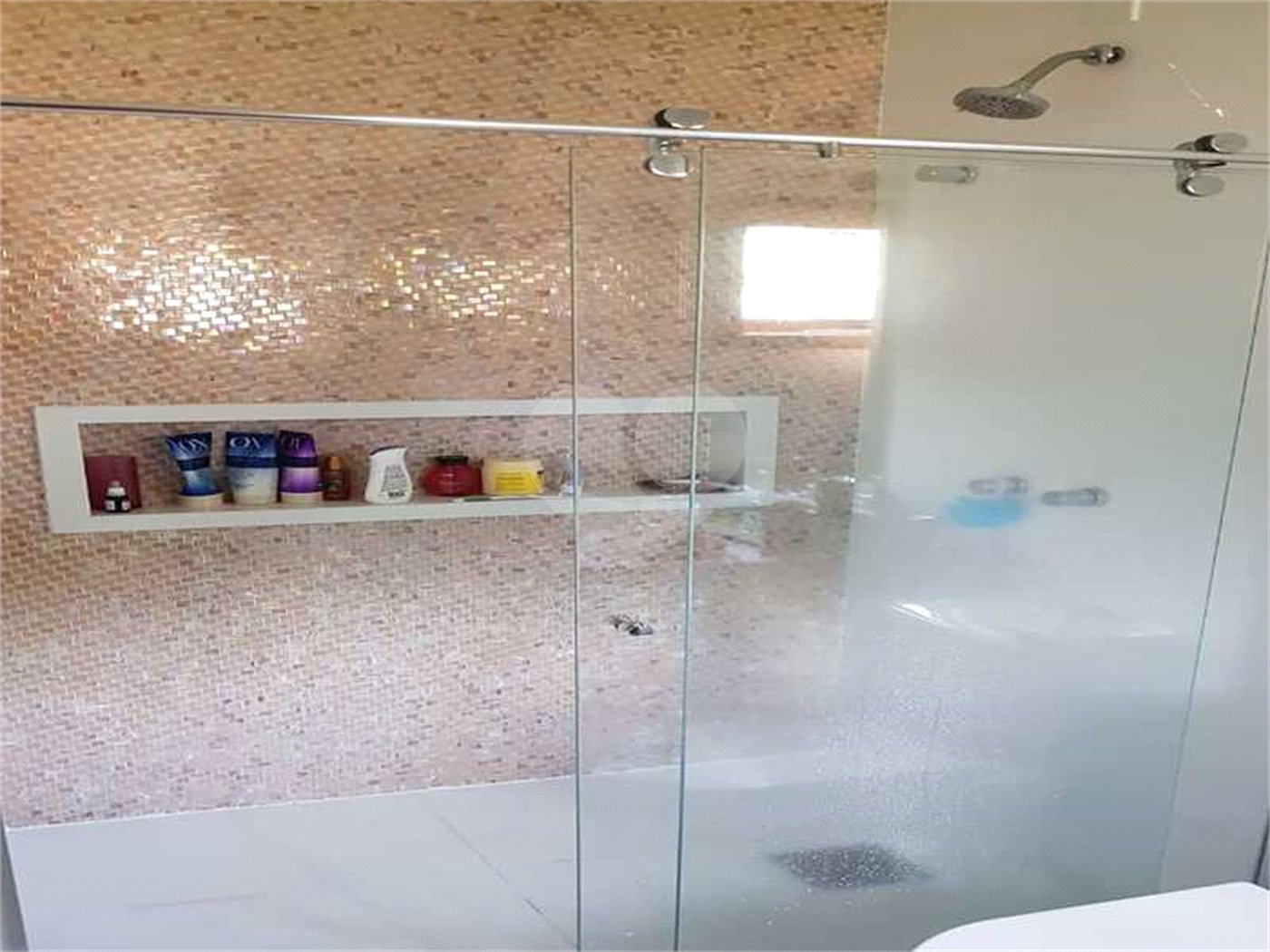 Casa à venda com 5 quartos, sendo 3 suítes, no condomínio Residencial Vale das Laranjeiras, Indaiatuba - SP